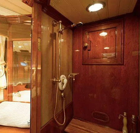 Botel Imbarcazione Amerigo Varazze