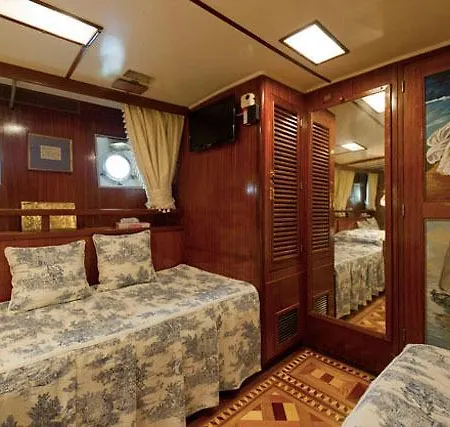 Imbarcazione Amerigo Botel *