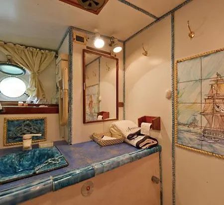 Botel Imbarcazione Amerigo Varazze